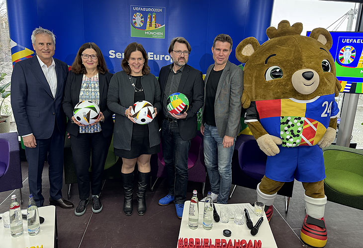 Klaus Cyron, Marion Schöne, Verena Dietl, Florian Kraus, Felix Brych und das UEFA EURO 2024 Maskottchen Albärt (©Foto:Martin Schmitz)